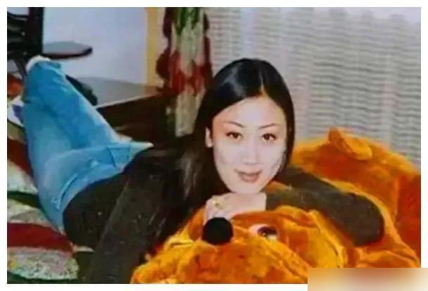 2000年夏天，辽宁鞍山22岁的连丽丽失去了生命，就死在酒店的房间当中。母亲王书