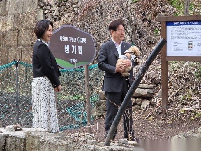 韩国总统李在明回乡祭祖，怀里还抱着一个狗狗，夫人穿碎花裙抢镜！
4月4日，送走法