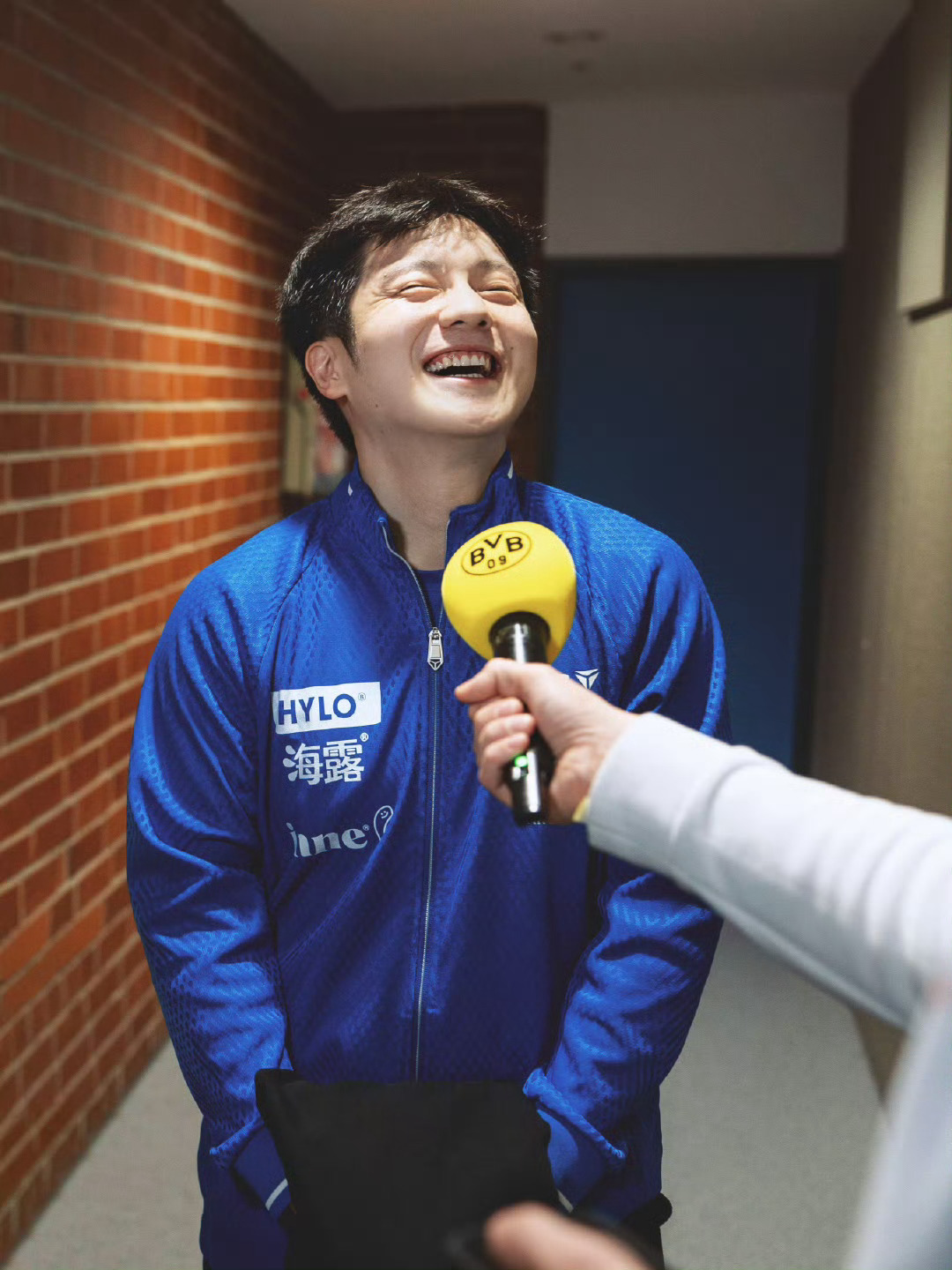 樊振东开心得变成小孩子建议樊振东把这份快乐焊在脸上！笑成小太阳的样子，谁看了不心