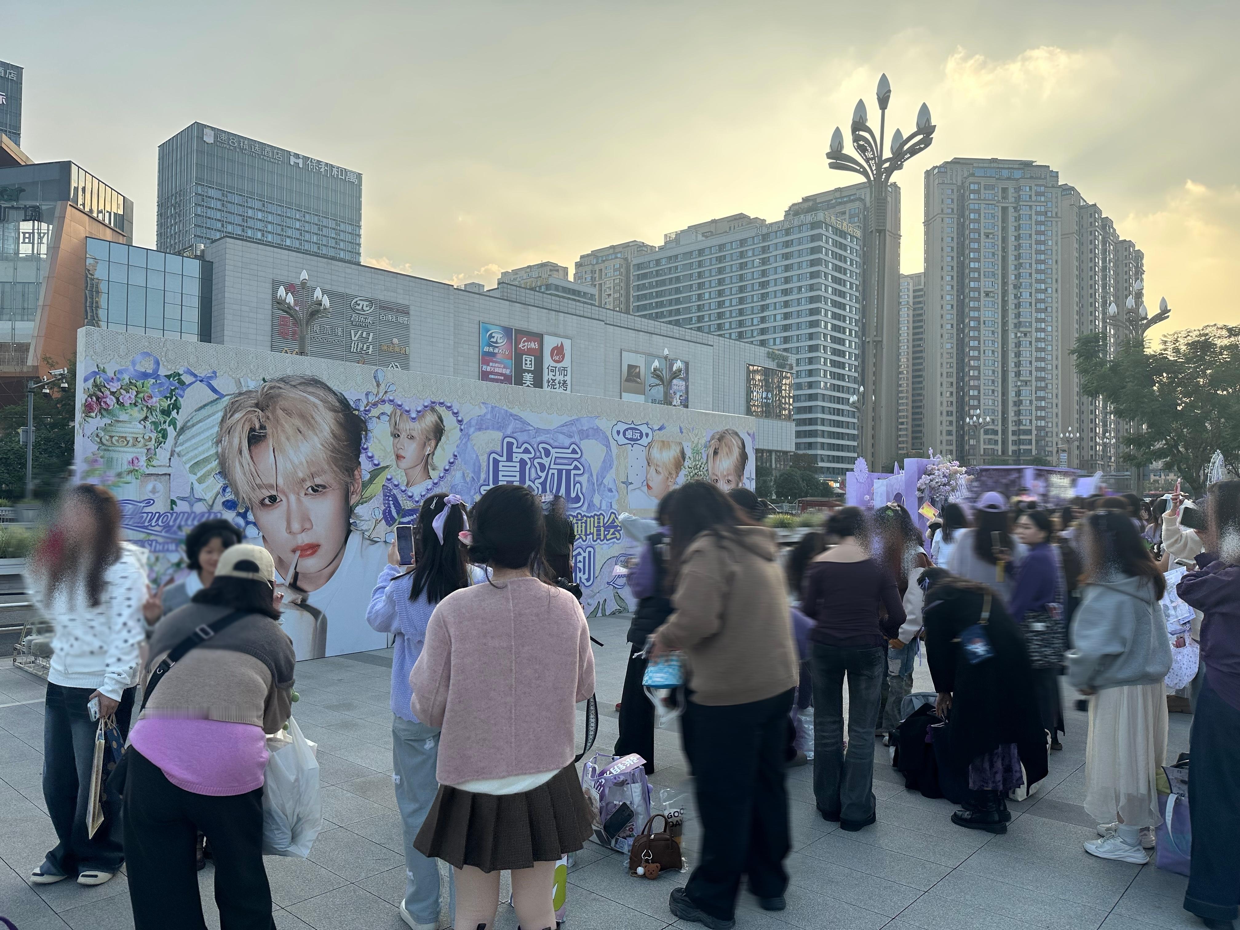 朋友偶遇一起种地吧的卓沅打卡圈，人气好高的样子，全是紫衣美女在那里排队拍照 