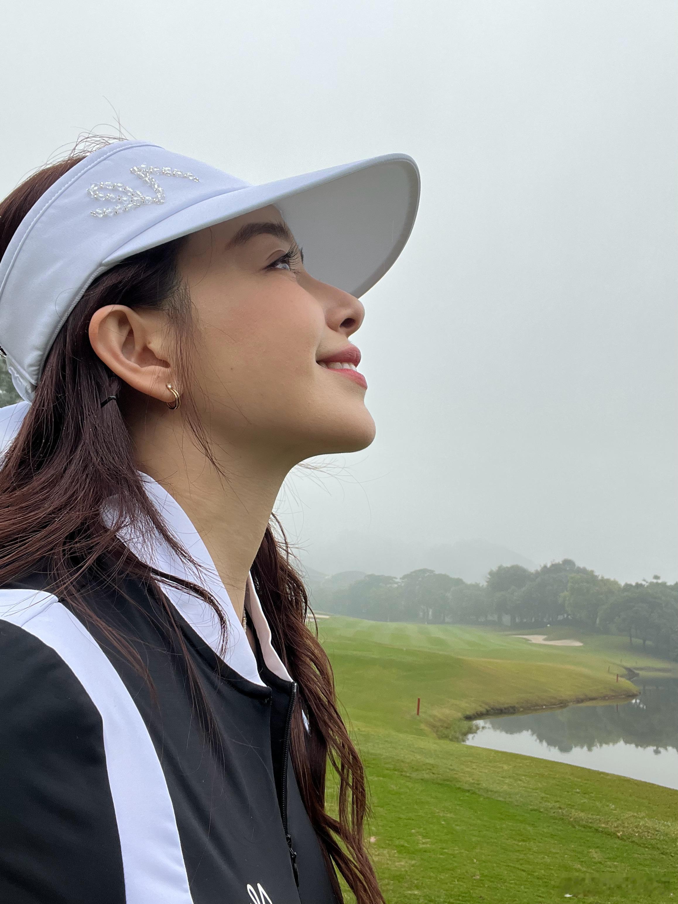 阚清子纪念人生第一次高尔夫 阚清子搬运夜色正浓乔海伦的朋友圈，“纪念人生第一次高