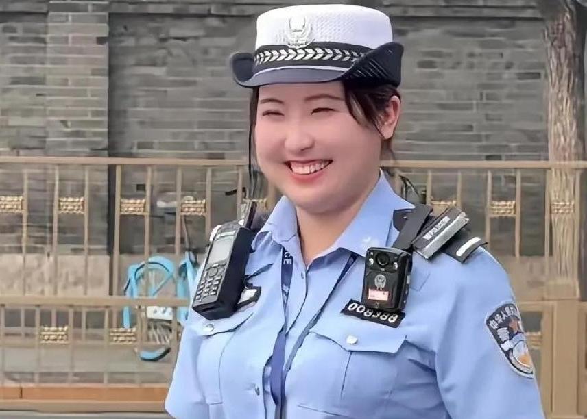 谁被北京这位女交警苌天天圈粉了？23岁的她隶属西城交警女子分队，全网刷屏全靠治愈