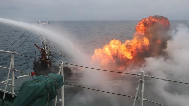 两岸一家亲，救援不分心！中国海警全力救助钓鱼岛海域失火台籍渔船
这艘渔船是基隆籍