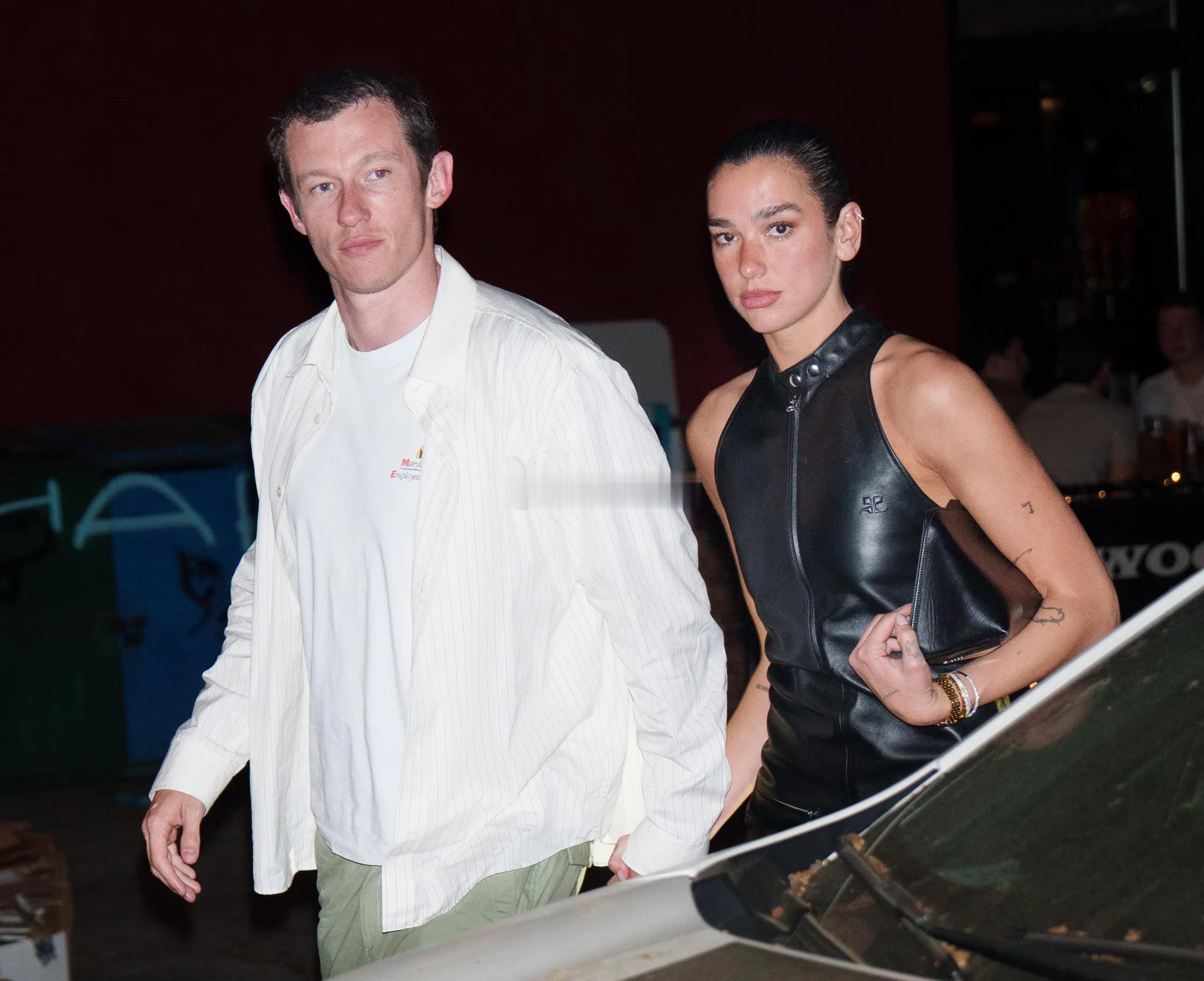浅磕一口｜Dua Lipa和男友（也可能是未婚夫）Callum Turner👇