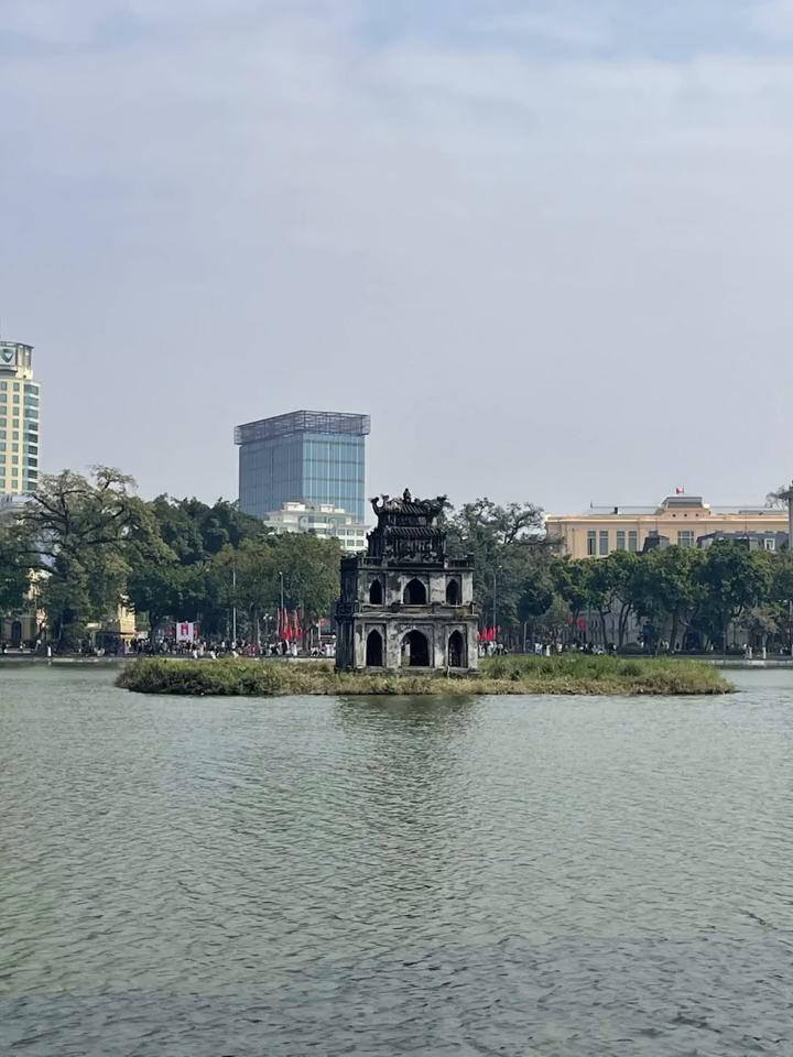 废图拯救计划。
无构图、无光线、无感觉。
·8K超写实，越南河内还剑湖龟塔，严格