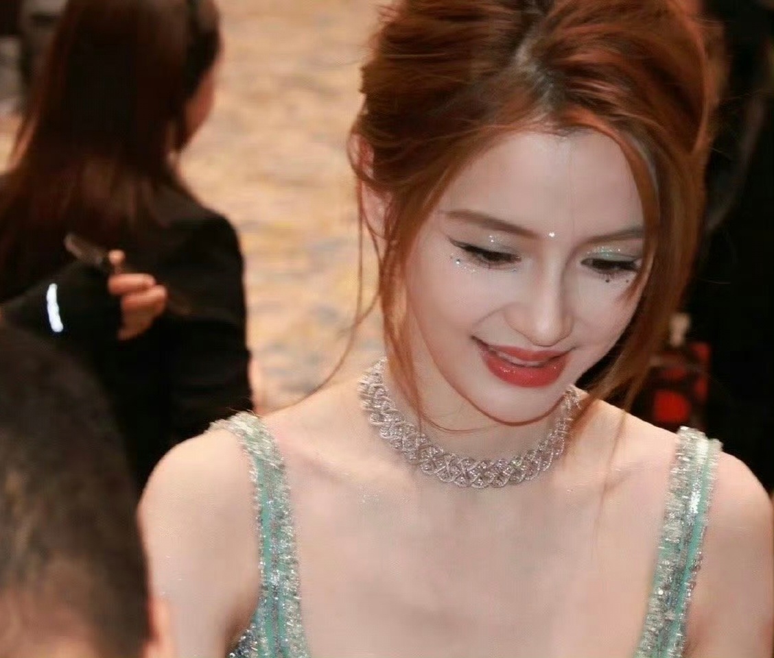 杨颖好权威的一张脸 有一说一，Baby确实还挺美的，这张脸有种高级的质感，教主的