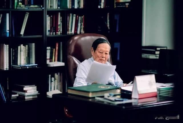 杨振宁都看什么书。杨振宁先生在2025年10月18号去世后，清华大学利用杨先生捐