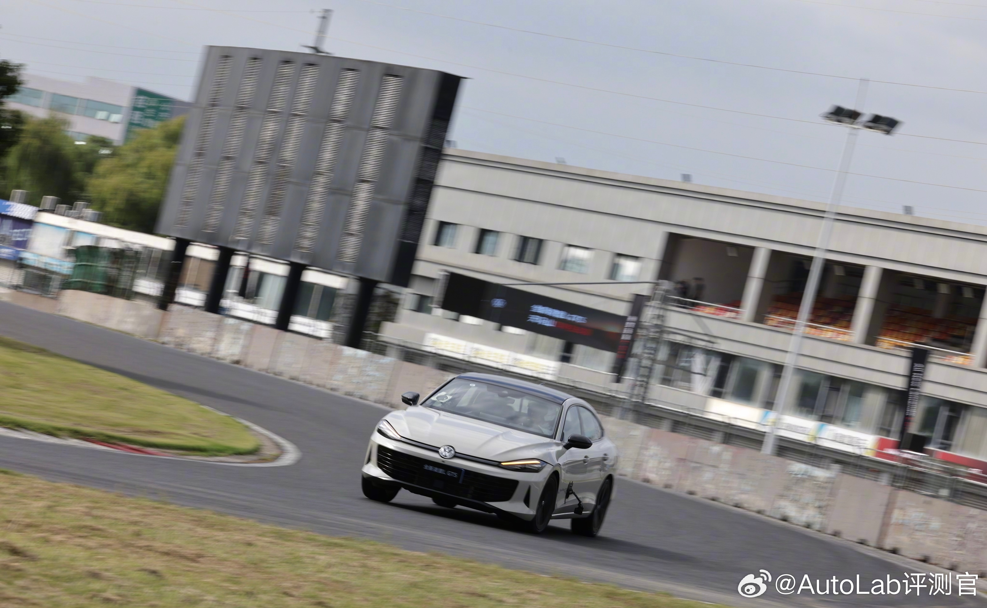 CTCC冠军车手高华阳刚用凌渡L GTS在上赛跑完，又去天马山跟上汽的领导们比起