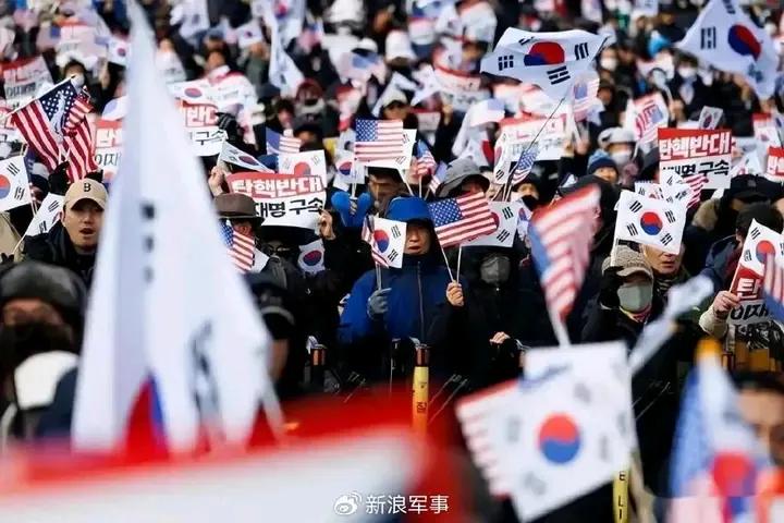 这两天韩国极右翼还闹反华呢，非地我们掐断大白菜萝卜的出口，让你们没力气吃饭你们就