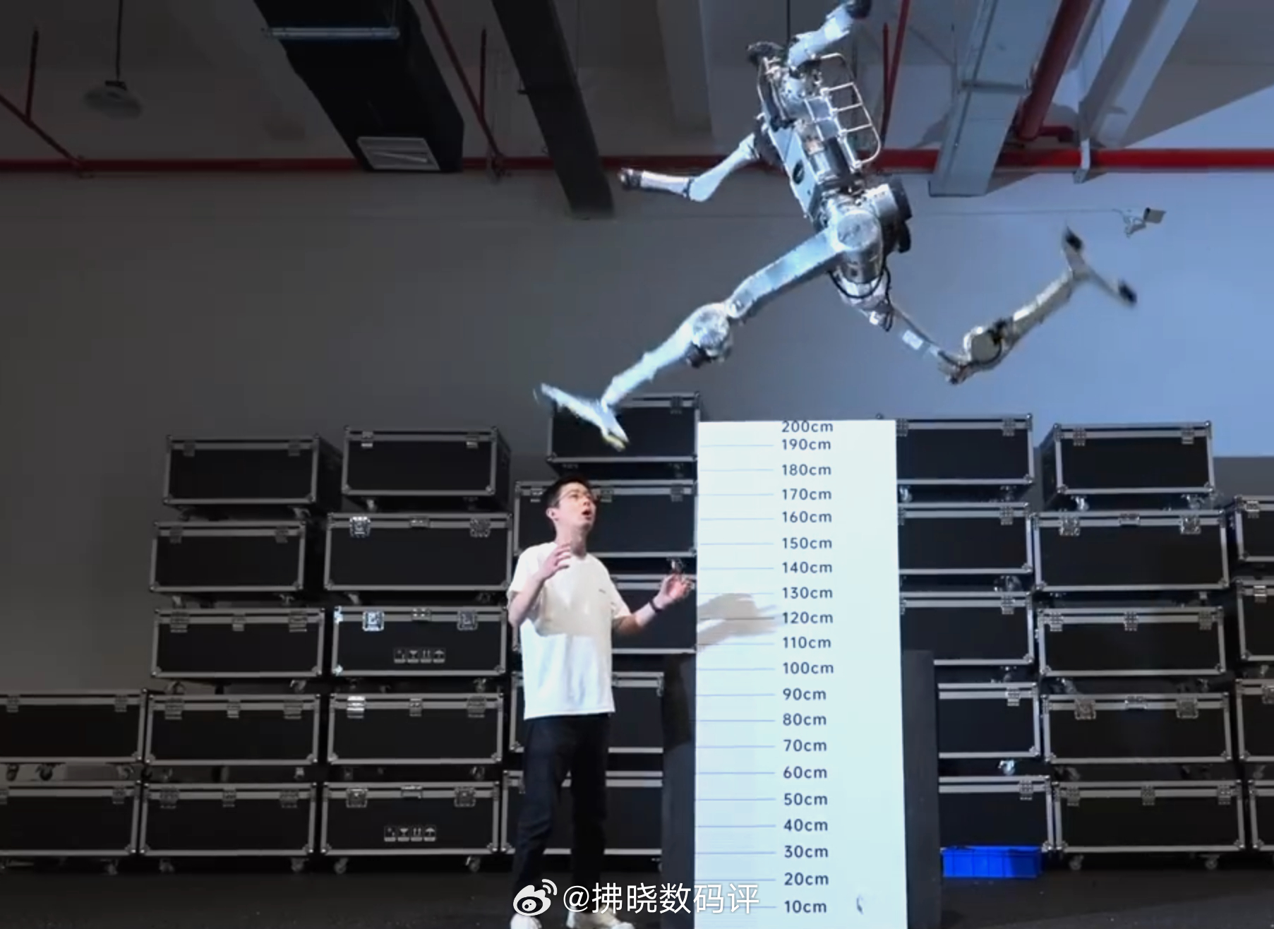 宇树发布超人机器人 问：机器人的极限在哪？答：没有极限......