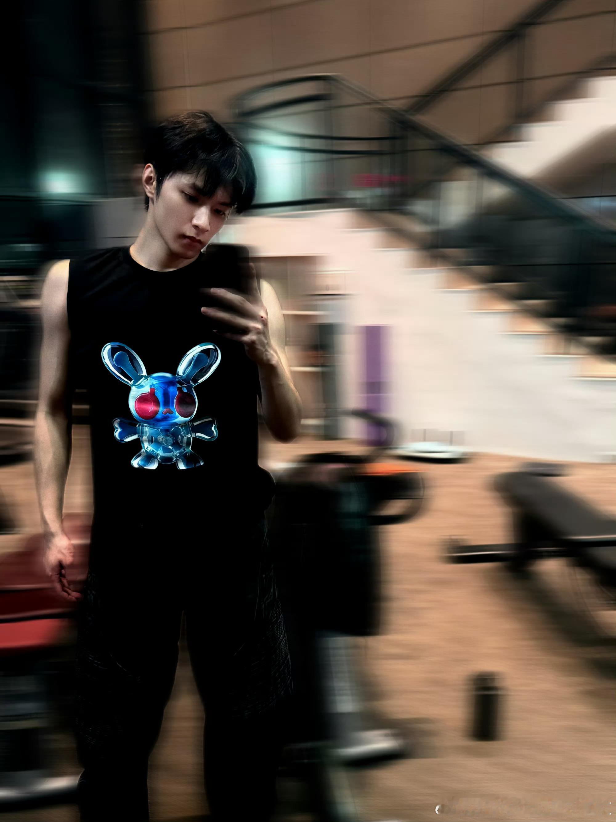 刘耀文晒健身照刘耀文你这样深夜晒无袖健身照让大家怎么嫁人马上更新健身视频没跟你开