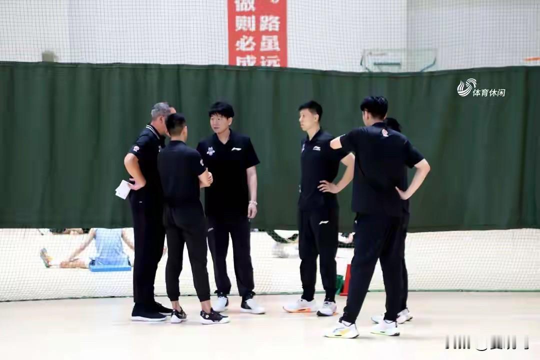 山东男篮已遭遇五连败，形势看上去颇为严峻，有三句话不吐不快：
第一，山东男篮团队