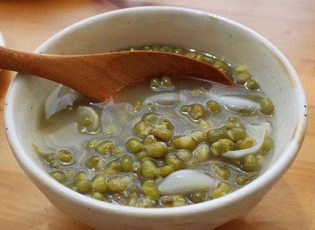 夏日清热解暑饮品，教你在家做😏提到夏日祛暑佳品，不得不提绿豆。绿豆性凉，味甘，