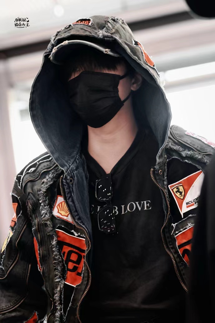 展轩出发赣州，展轩机场潮男look，谁来懂一下这个展轩不规则外套+褶皱黑裤，满分