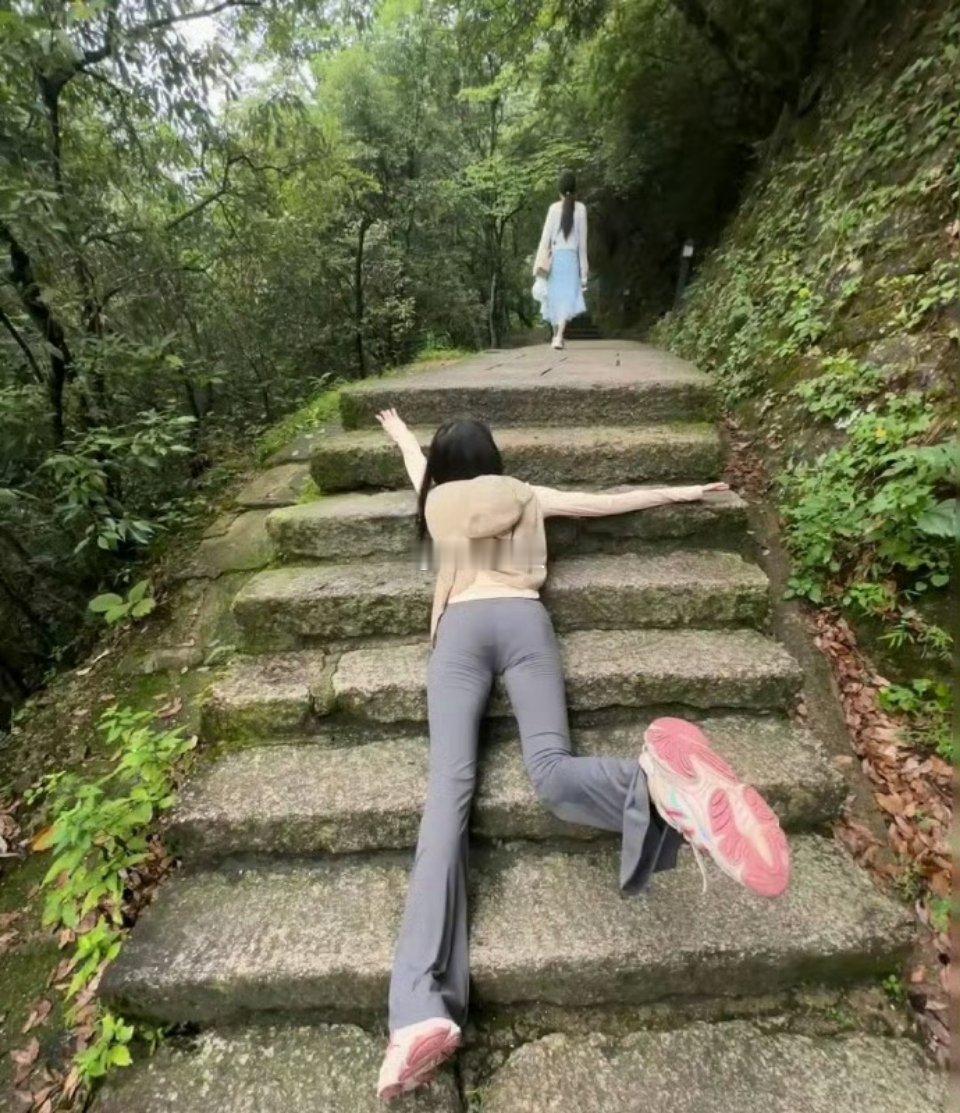 周末爬山，闺蜜累趴了[允悲] 