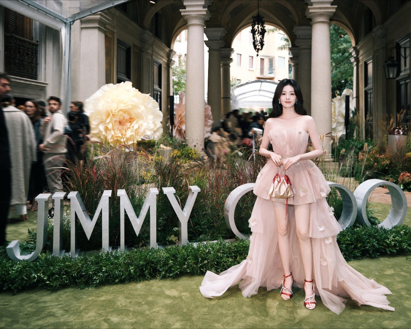 白鹿淡雅粉风格大赏2025年色彩记忆白鹿穿着AADNEVIK 2025春夏高级定