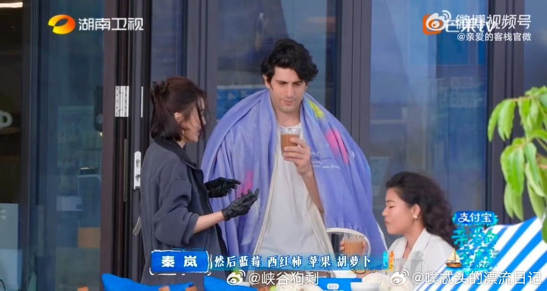 王鹤棣喝秦岚榨的果汁脖子抻二里地亲爱的客栈养生果汁门槛太高，棣棣还得再多练练适应