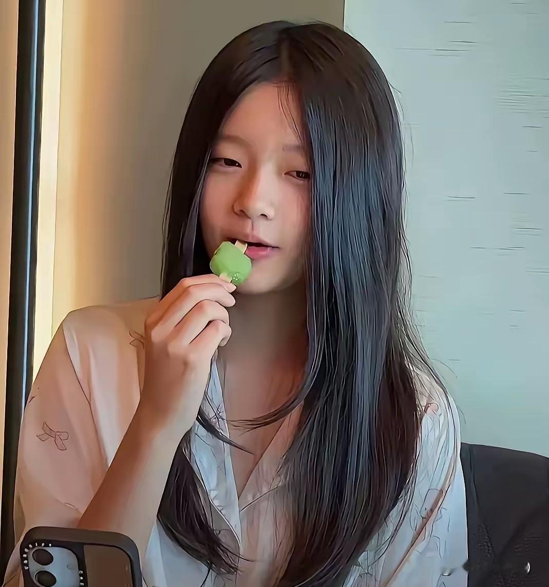 12岁的小玥儿刚走完湾湾小学六年学业，本该满心期待一场轻松的毕业旅行，可奔赴北京