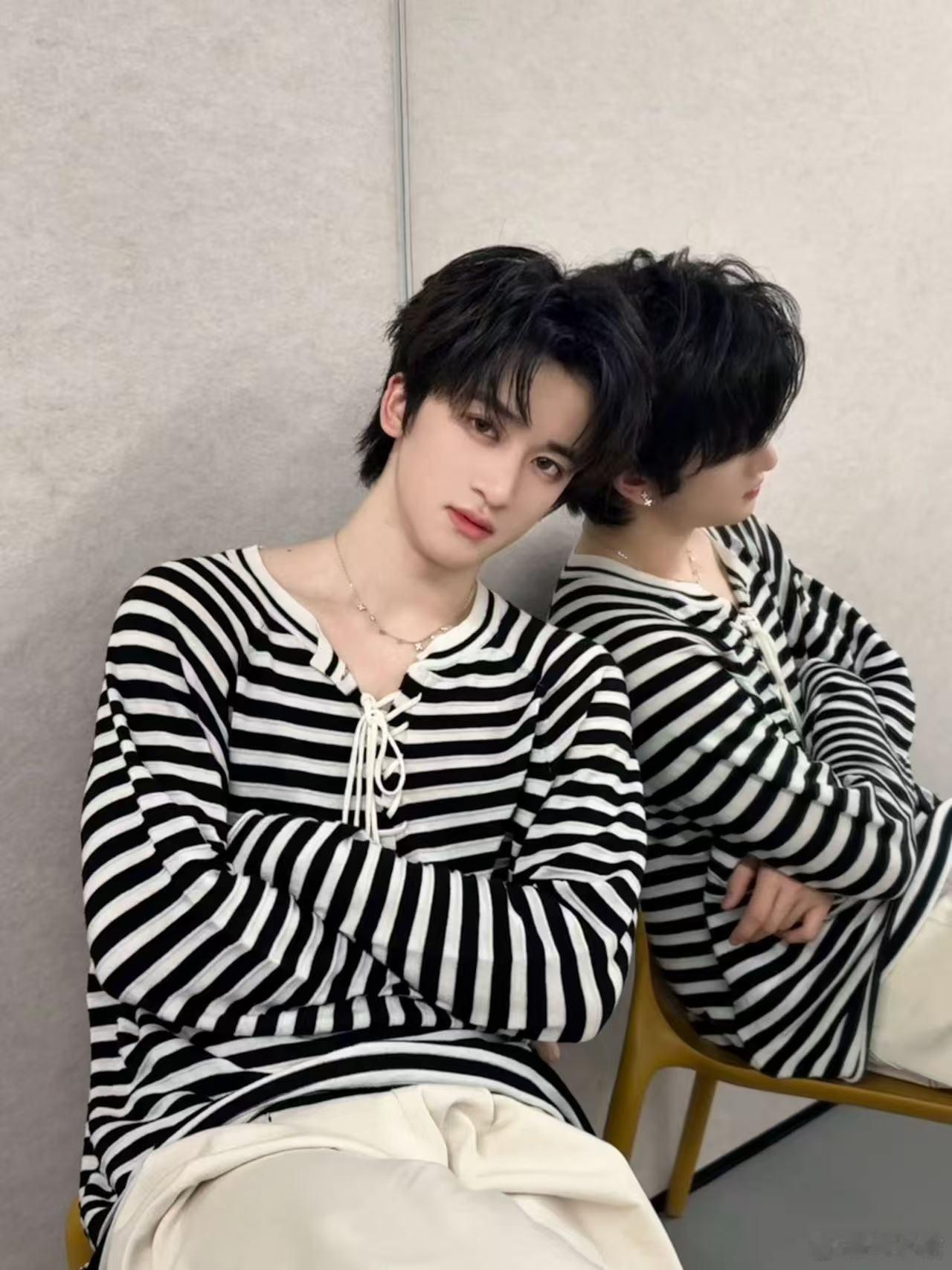 邓佳鑫周深能不能把合作当个事办 邓佳鑫是真的很想要一个和周深的舞台吧，采访里的期