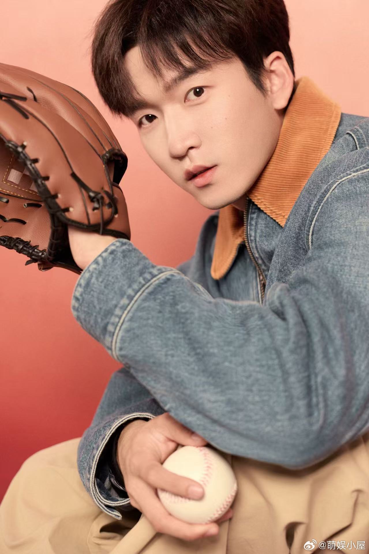 戏里糙汉护妹护妻狂魔，戏外清俊温柔少年，这反差谁顶得住！气质温和，眉眼干净，自带