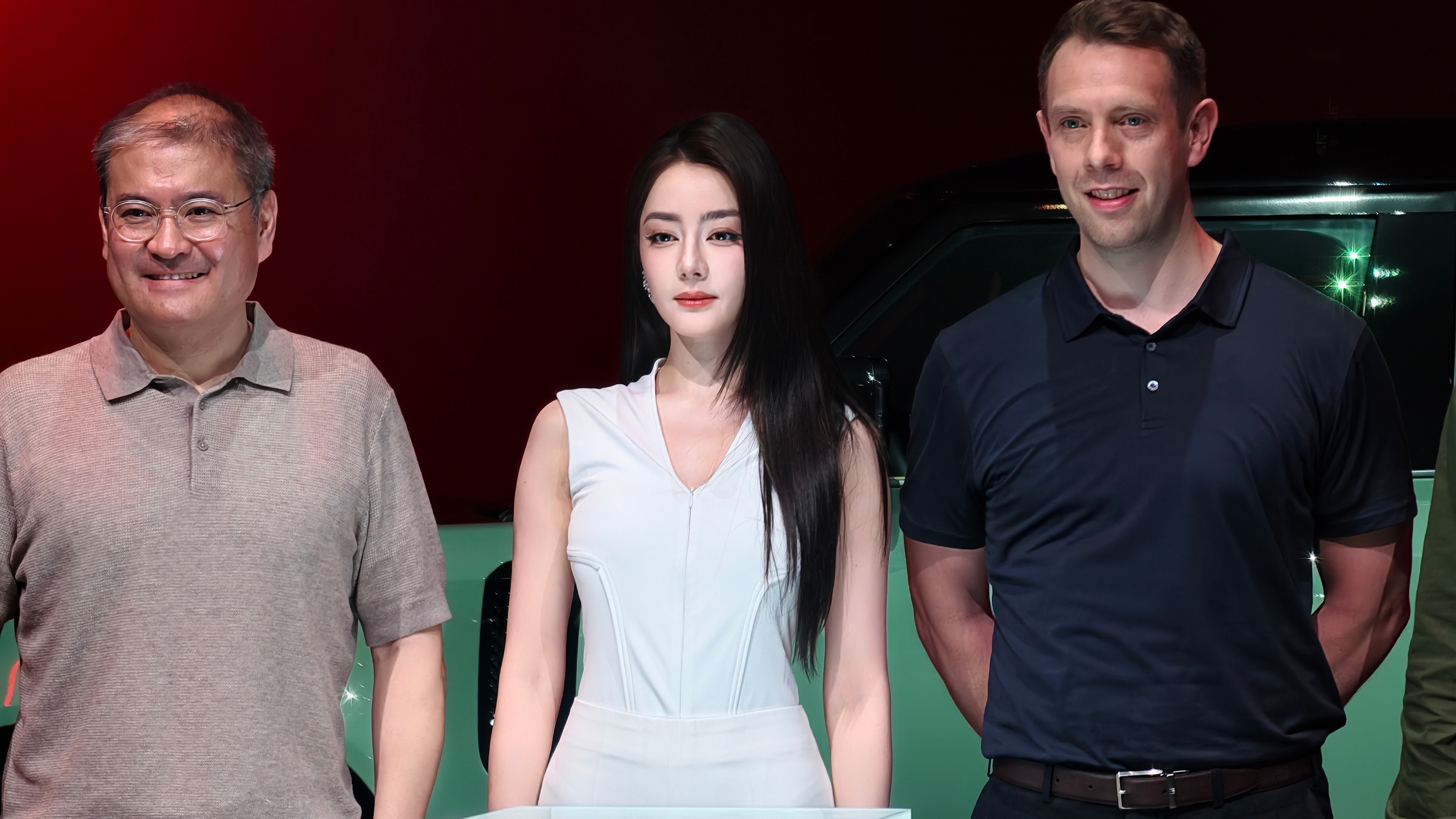 迪丽热巴路虎卫士 都是生图直出，爱了爱了。 路虎卫士都市营地 热巴开卫士 上海·