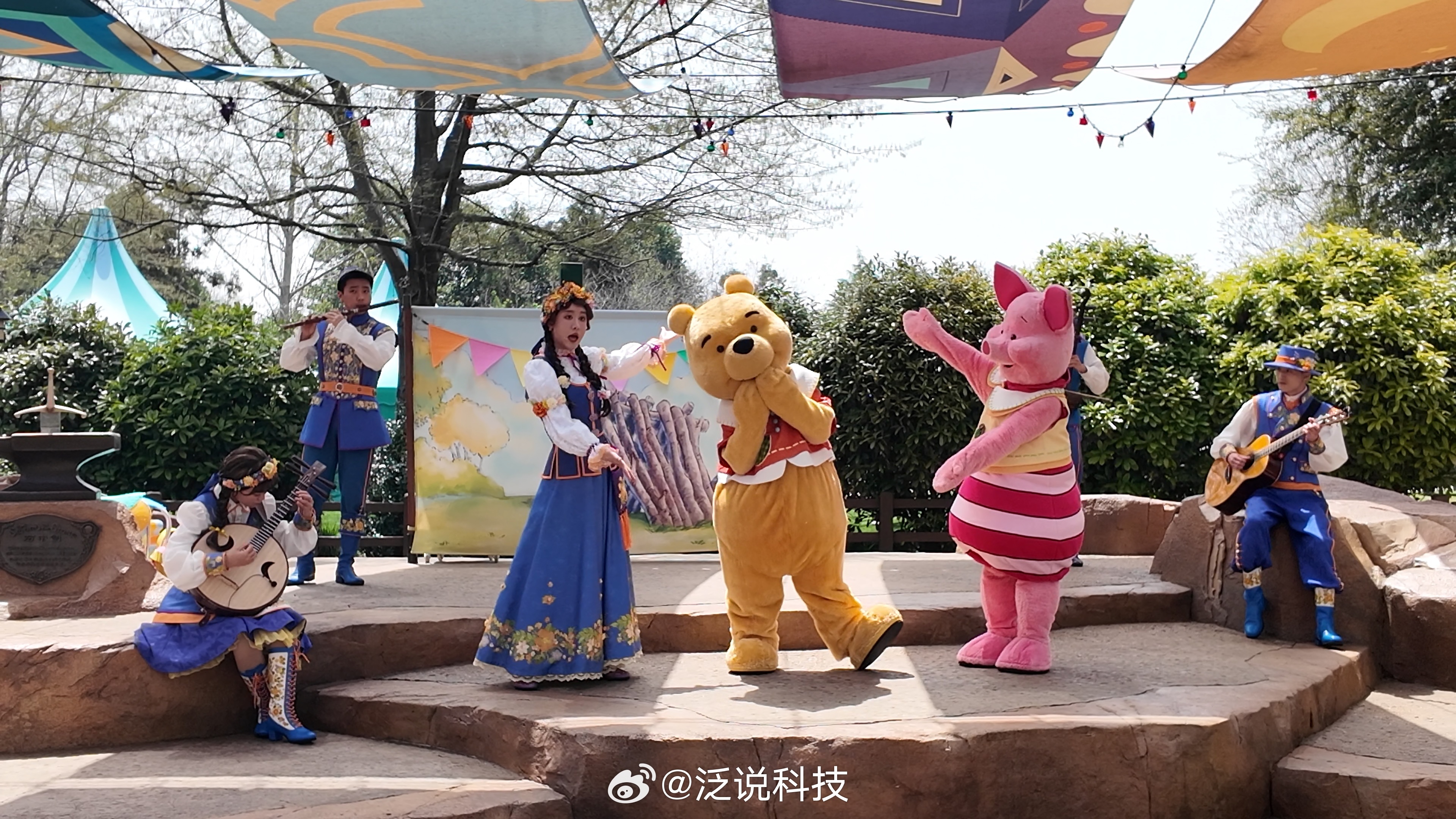 迪士尼入园排队3公里氪金了 7个速通 一个烟花位 感觉还行如果硬排的话…真的废了