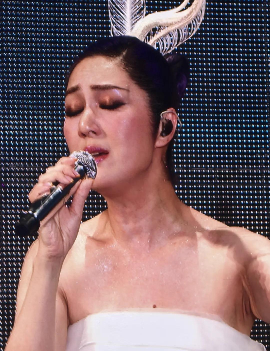 杨千嬅:广东好热啊
谁来了广东都要说一句:热死了[偷笑][偷笑]
杨千嬅深圳