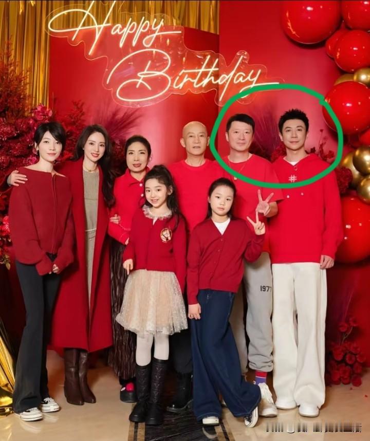 张维伊庆生，表哥张衣一家也来祝贺。
张维伊38岁生日，董璇父母、闺蜜、好友一大帮