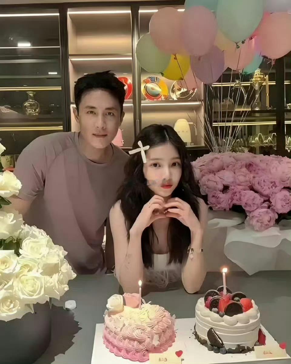 杜淳老婆快40岁的人了，看起来还像18岁的少女，他这是把老婆当女儿养了吧 ​​​