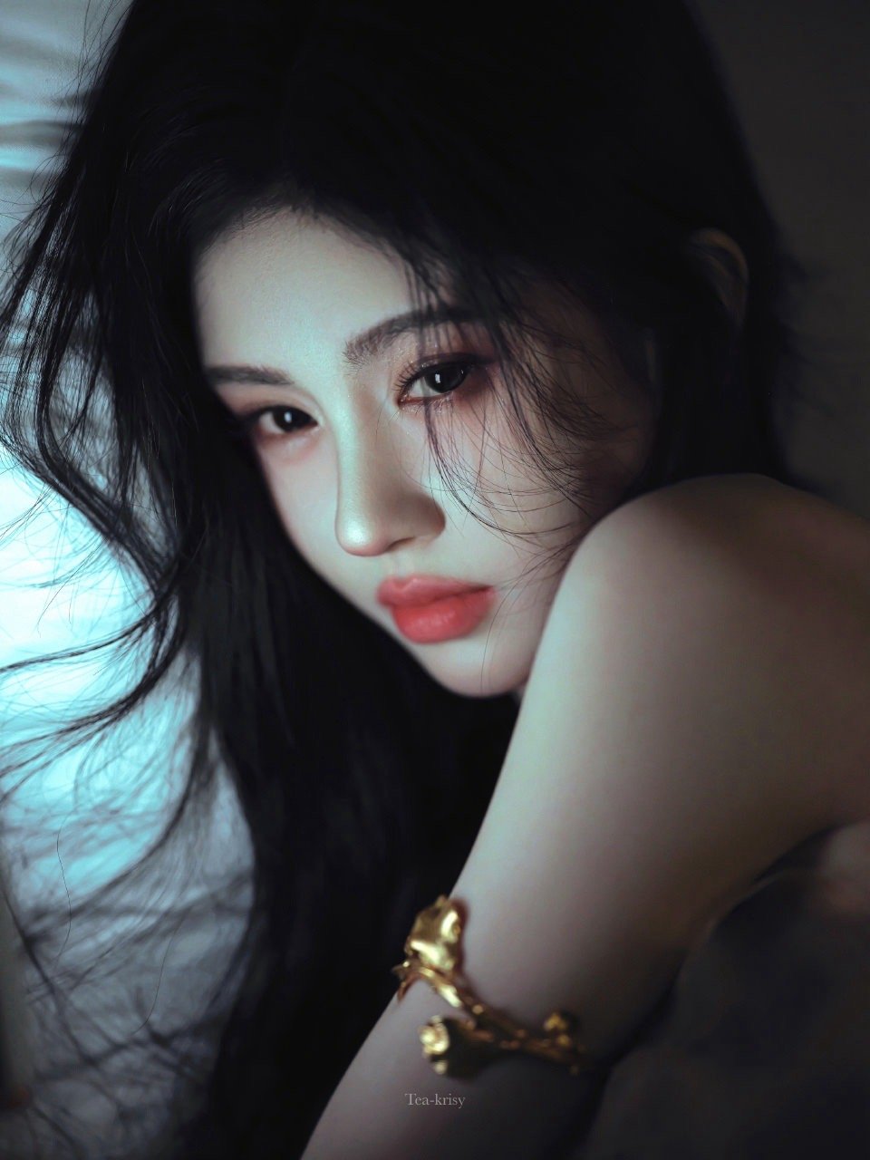 鞠婧祎[超话]  鞠婧祎金色臂环  那个天才想到的造型啊 