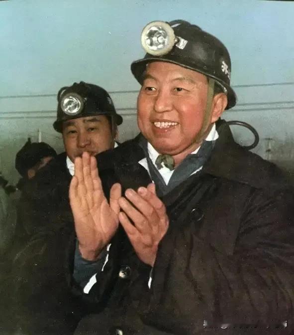 1977年华国锋主席要求教育部提出恢复高考意见报告，并签字批准。报告由教育部长刘