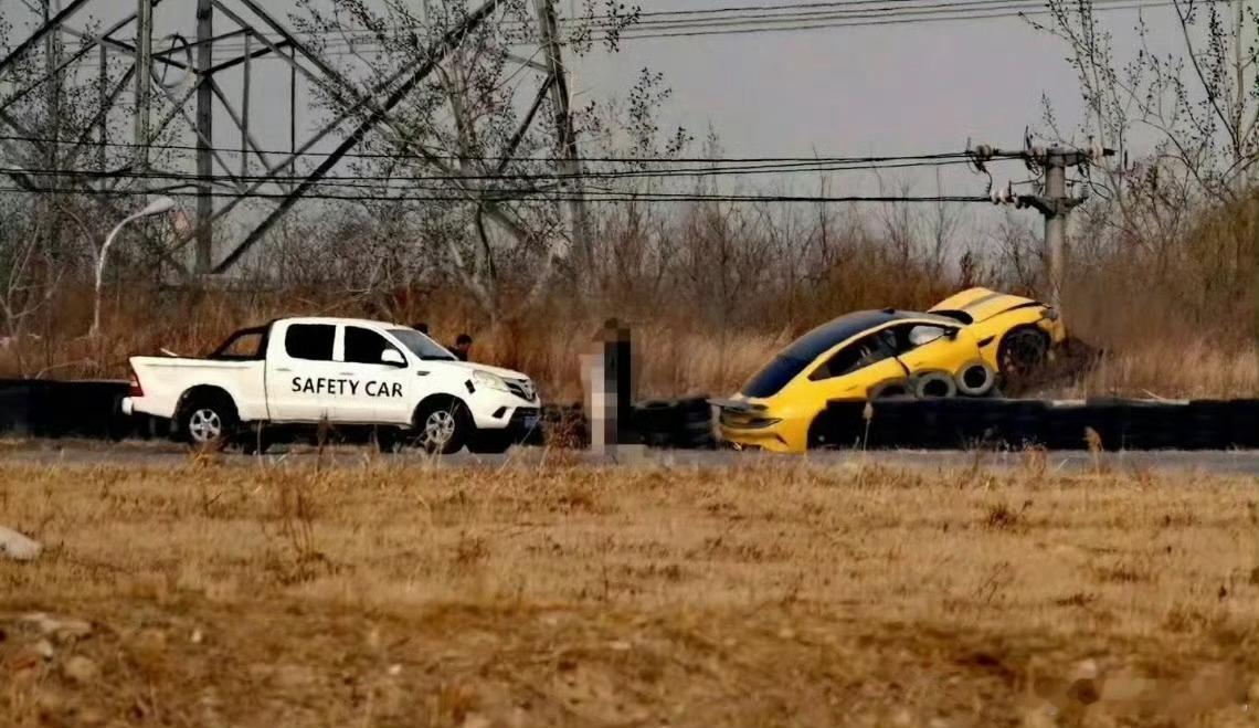 小米SU7Ultra赛道首撞在赛道里碰撞很正常，即便是职业赛车手也无法避免100