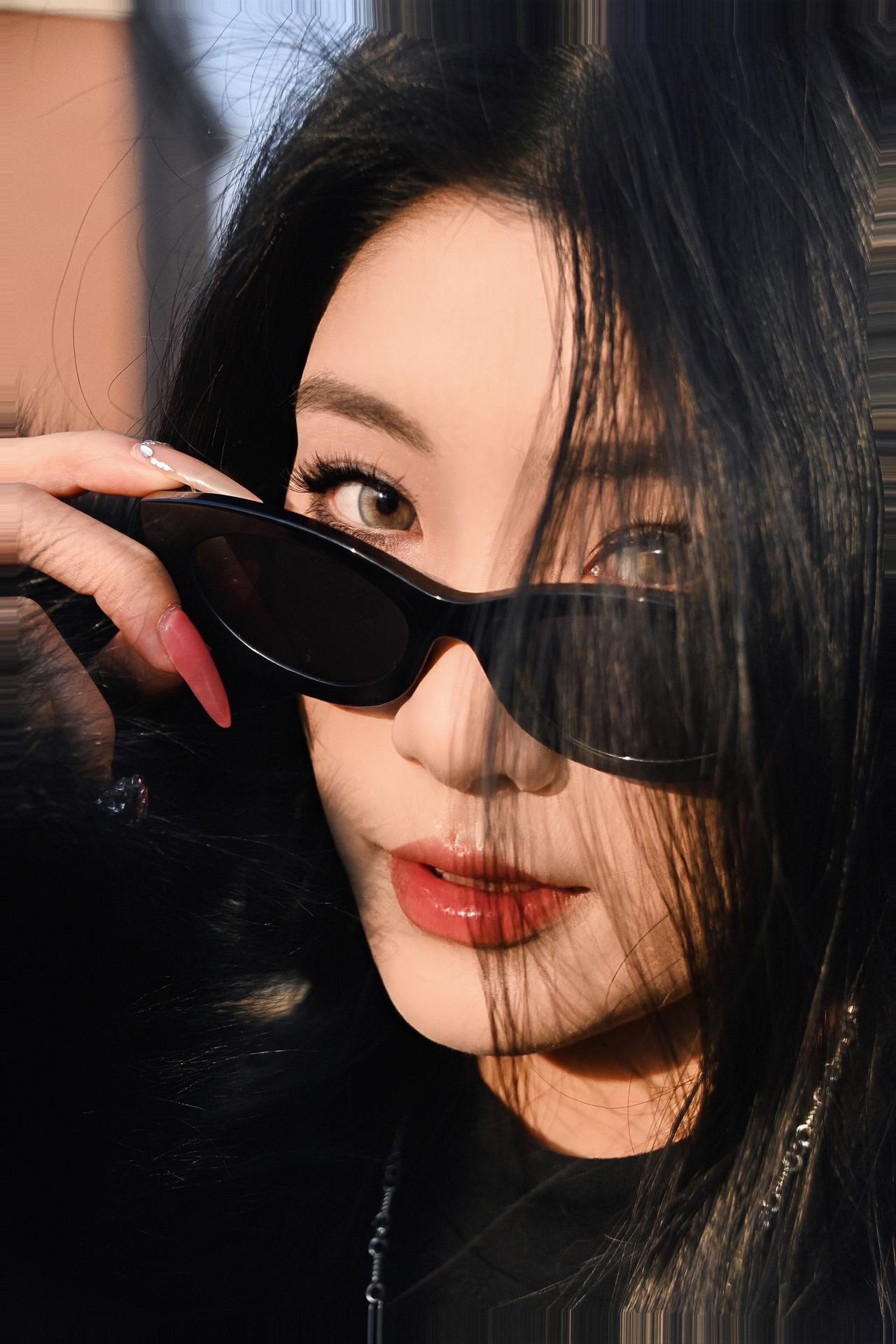 我又没让你喜欢我，要不然我还得去哄你。📷：尼康z30
✨：神牛480
预设：玩