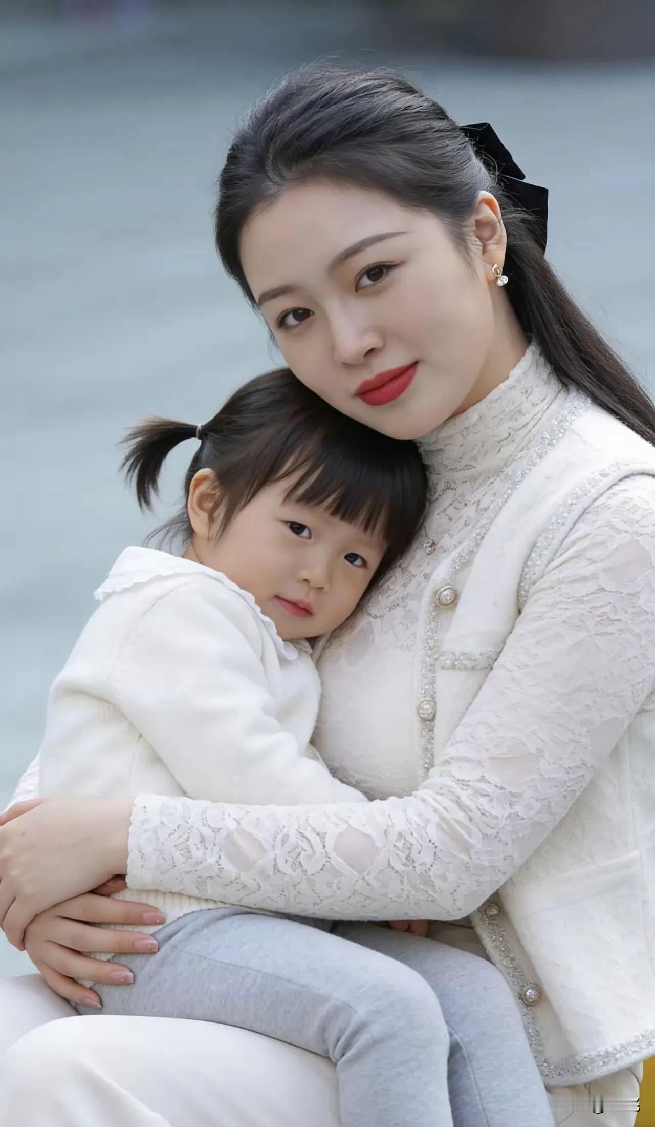 妈妈，温馨的港湾
小时候，家就是妈妈温暖的怀抱，热乎的饭菜，还有那永远为我留着的
