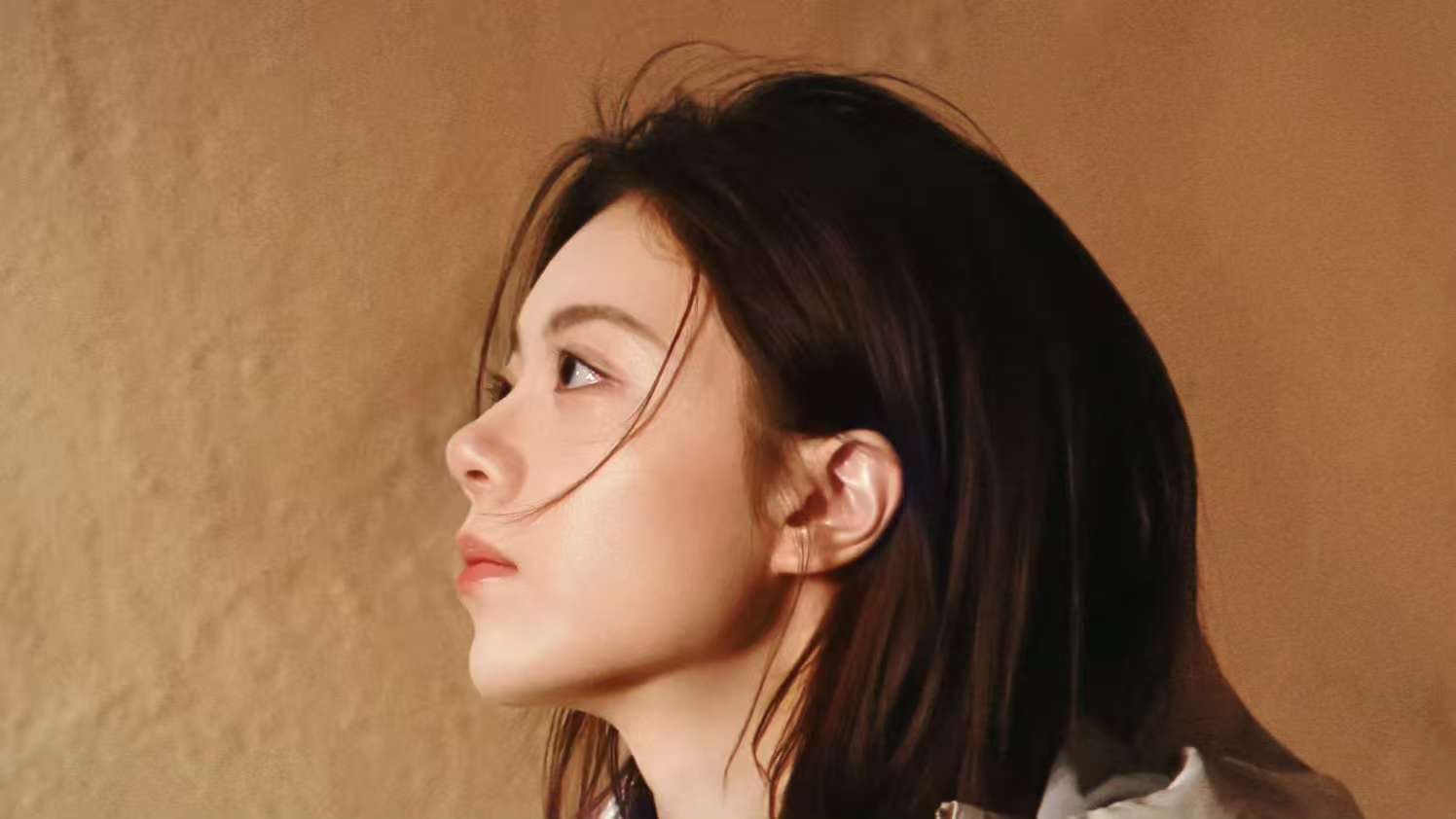 赵今麦甩掉所有定义 赵今麦甩掉所有定义 米色冲锋衣短发造型利落飒爽，和麦麦一起开