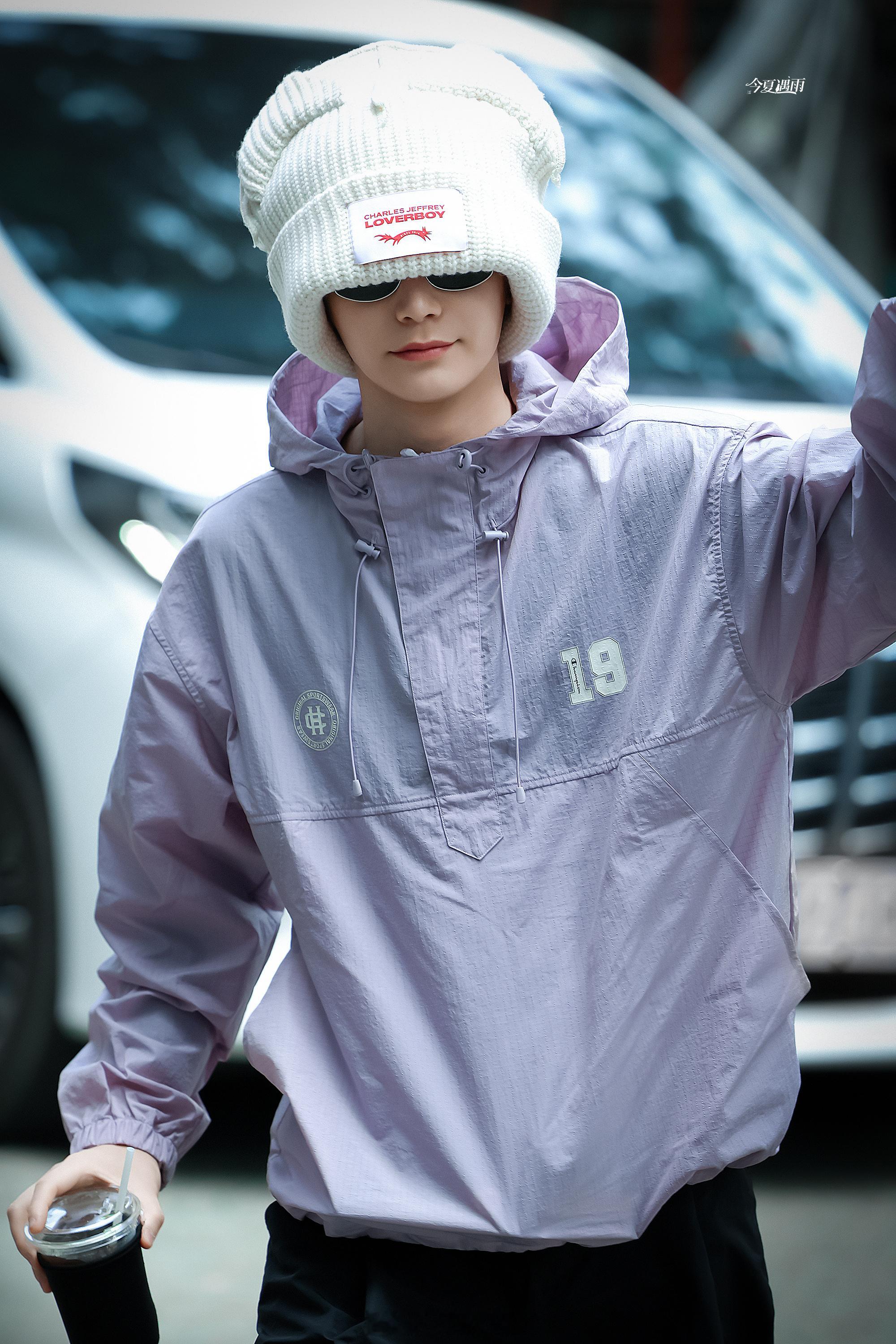 丁禹兮司宫令今日上班路透，真的好可爱好帅呀！丁禹兮司宫令戴猫咪帽子上班