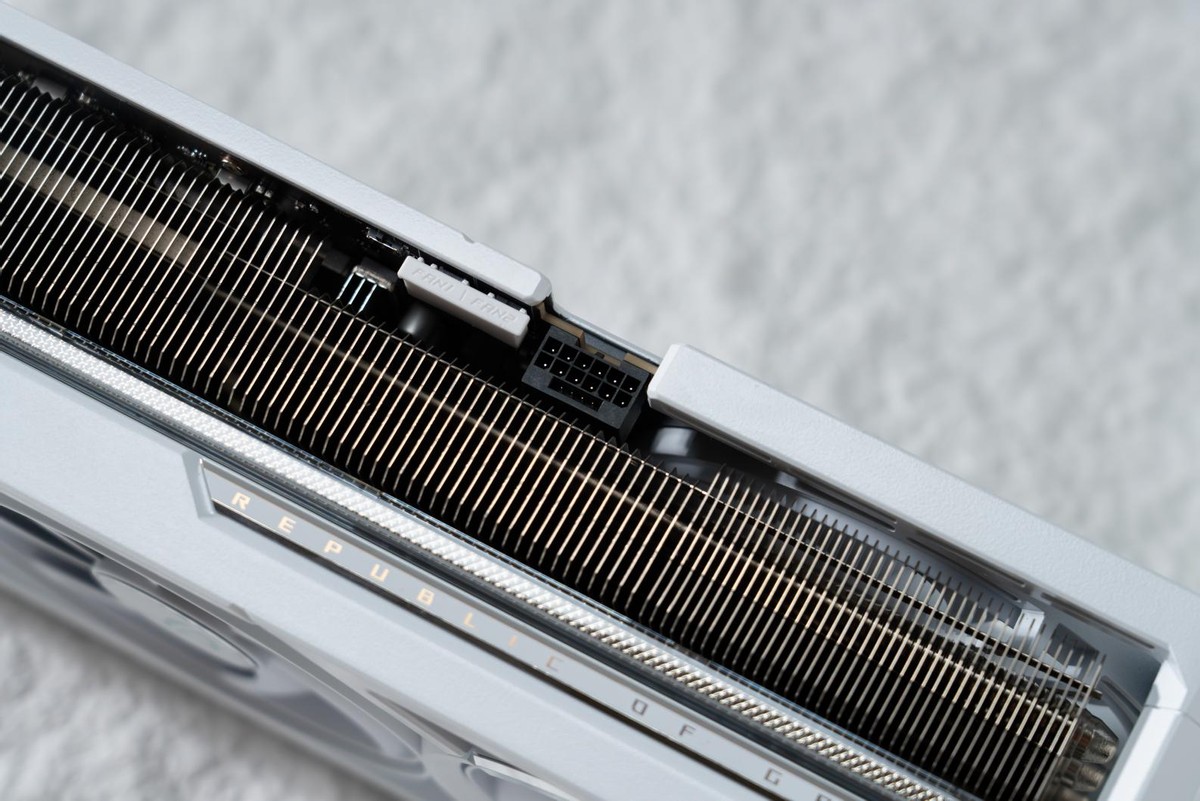 真白真香型主机该装啥显卡，看看这块白夜神5080再做决定