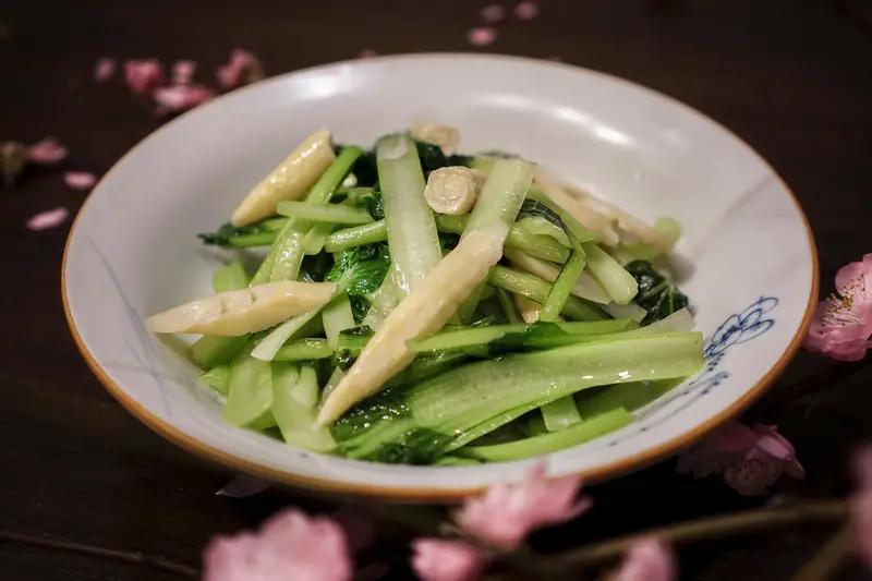 清淡、健康又美味的菜肴数不胜数。清炒时蔬绝对榜上有名，挑选当季的菠菜、西兰花等蔬