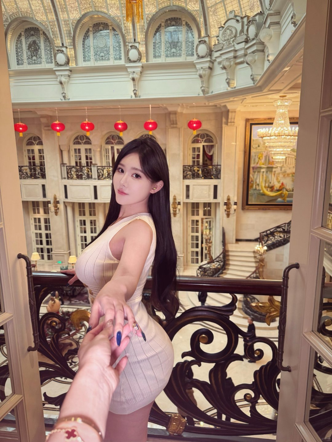 他们爱你盛时姣好的皮囊，爱你被世俗赋予的闪光。 