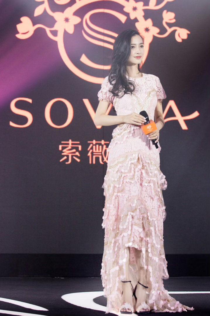 angelababy [心]ab牌时光机 淡粉蕾丝邂逅温柔卷发，举手投足皆是优雅
