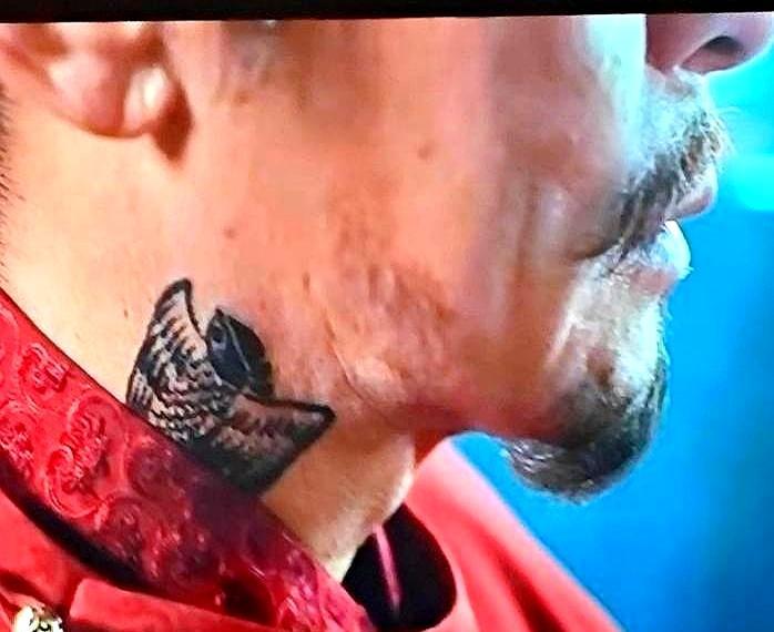 导演把摄像头怼脖子那一下，我直接头皮发麻——黥刑“飞雀”像二维码，谁扫谁社死。