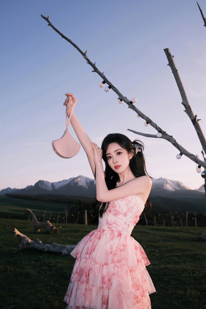 孟子义粉色系  孟子义草地许愿蹲好美又好漂亮了呀，并且今天我们的孟子义是粉色系的