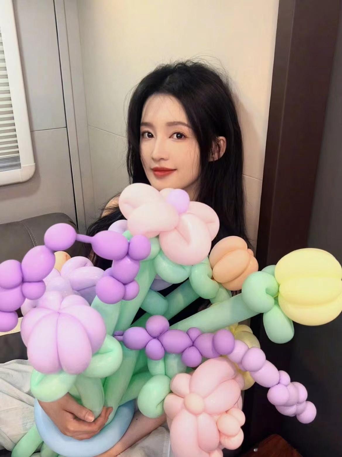 #李沁手捧气球花##李沁假期随拍#李沁手捧气球花，祝大家假期快乐，[可怜][可怜
