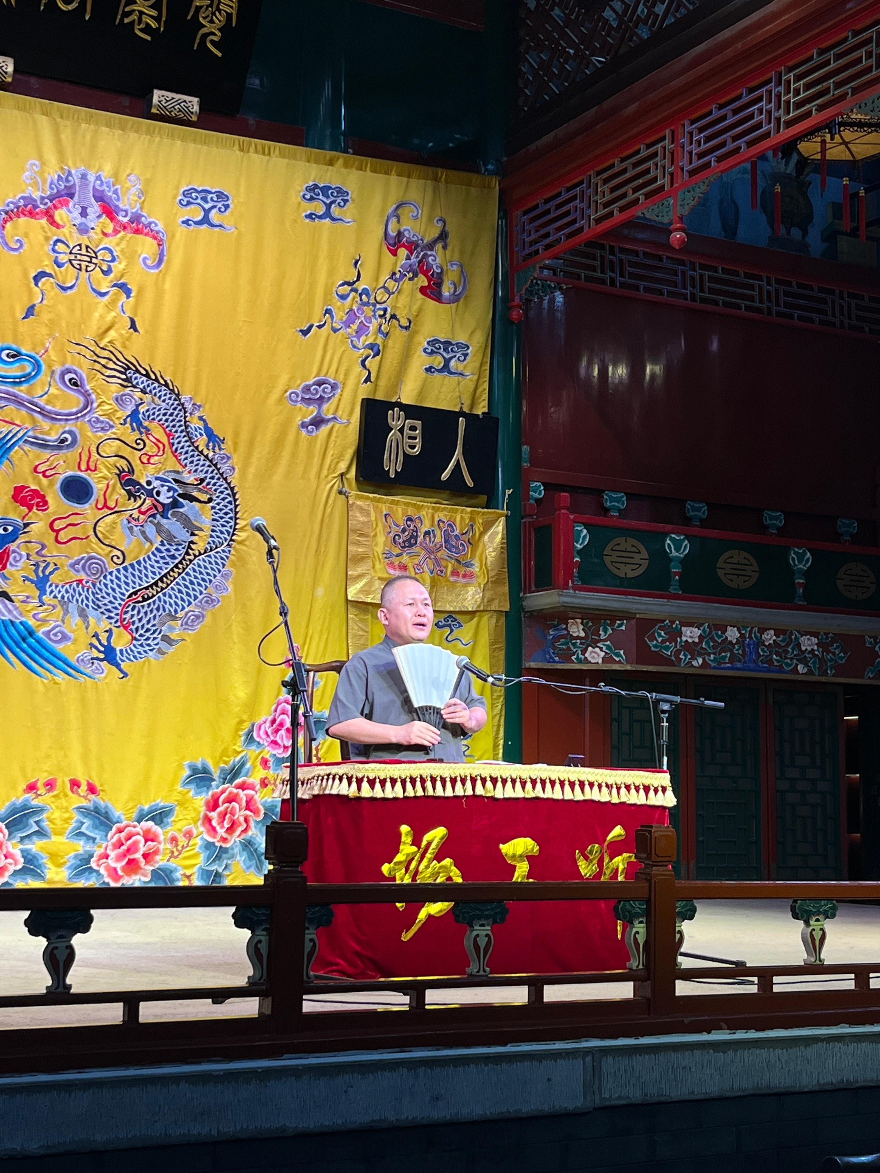 说起来网上骂人，其实挺有意思的。在网上100个看不起你。现实中一见面，哈哈，跟三