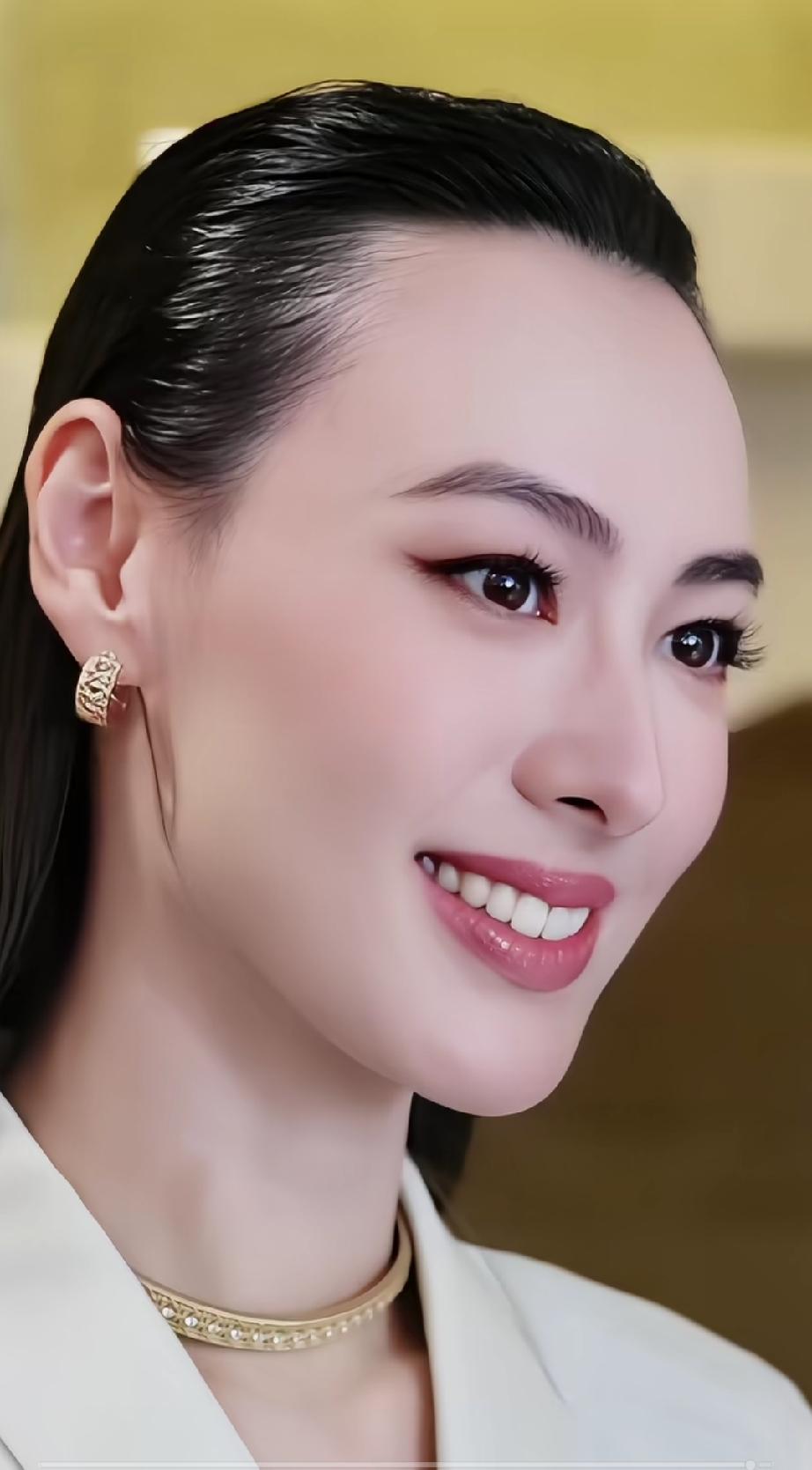 梁洛施真的是太美了！阳光，大气，端庄，美到无可挑剔，美到不知道用什么词来形容，应