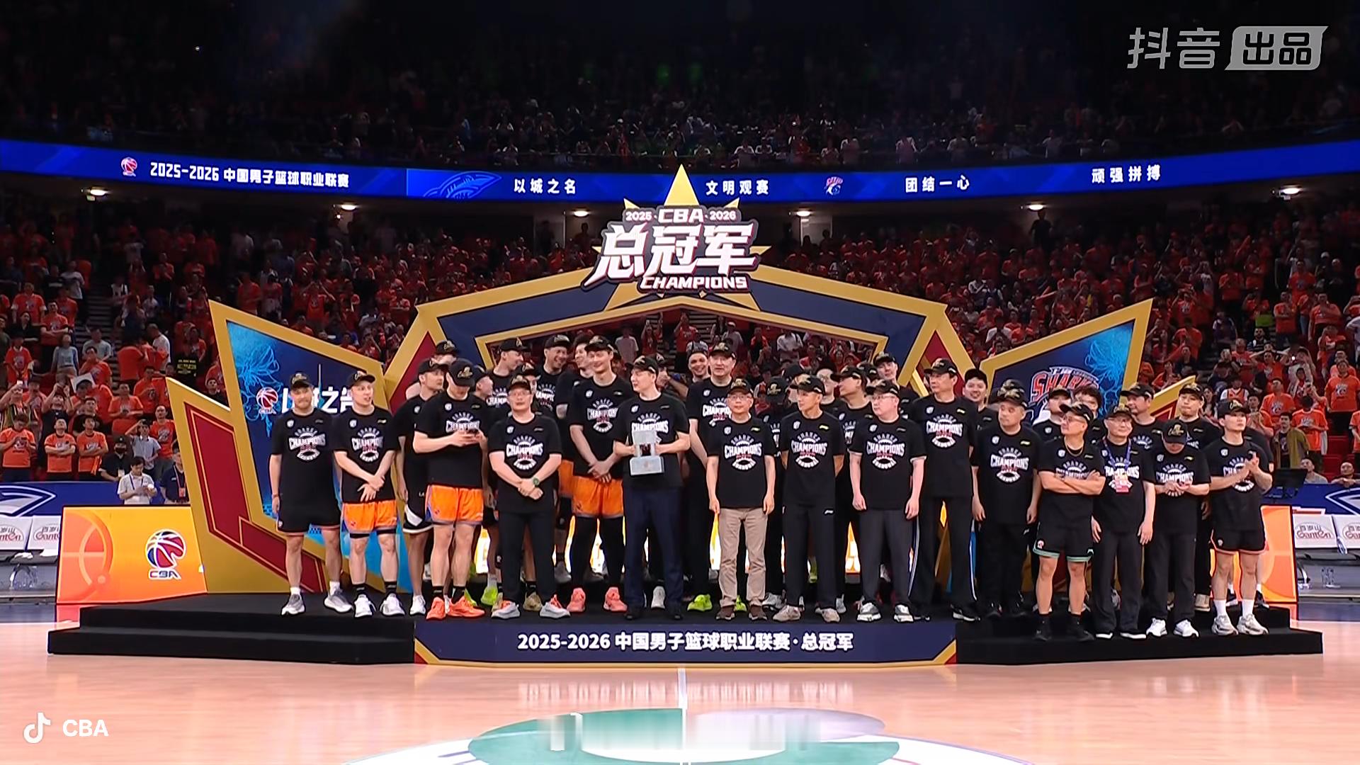 再次恭喜上海队！上海男篮时隔24年再夺cba总冠军 上海队这个颁奖台绝对是CBA