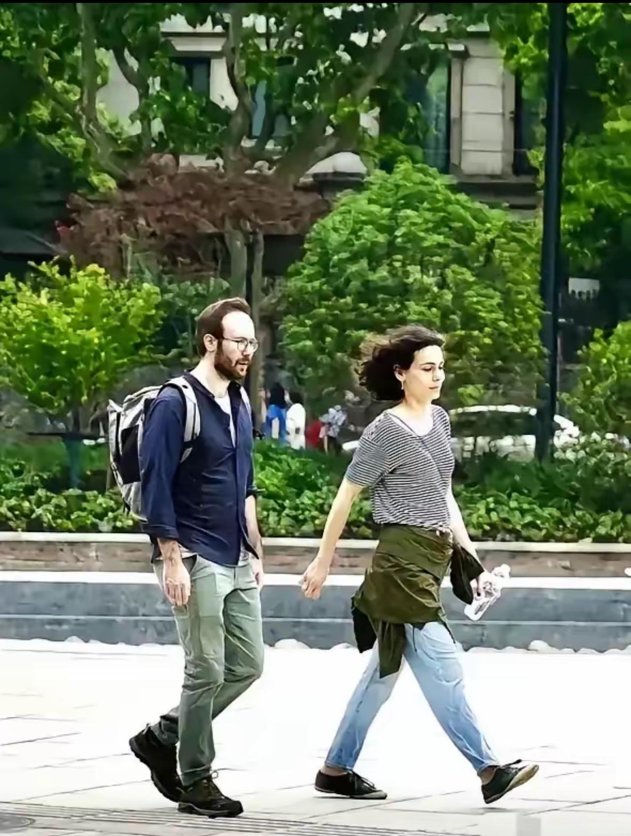 成都宽窄巷子，俩外籍游客吃饱喝足抹嘴就走，被店主拦下要钱时，不仅两手一摊装听不懂