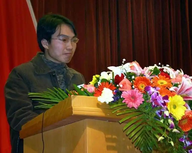 2005年，他被评选感动中国十大人物，13岁成为家中顶梁柱，带着妹妹上大学感动中