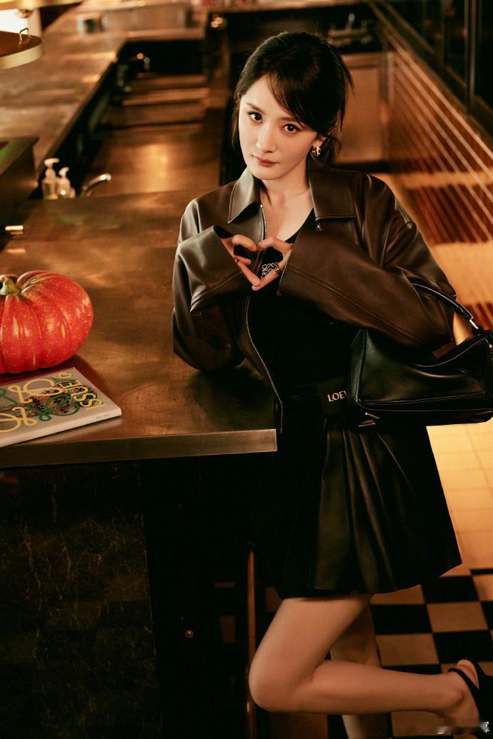 杨幂与艺术对话永不停歇  杨幂棕色皮衣look 杨幂棕色皮衣 look，是她对艺