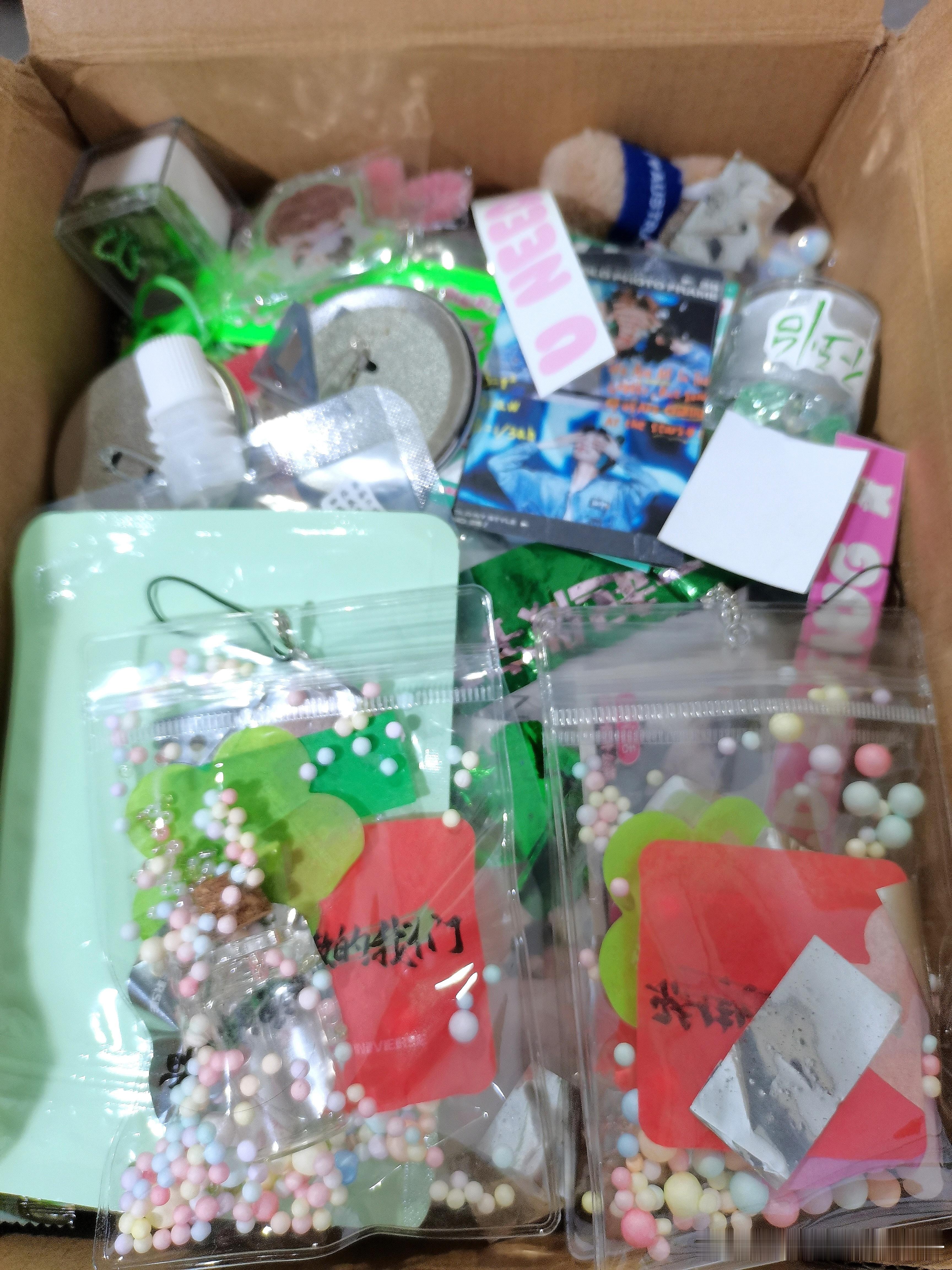 本来说给我送彩带 结果满满的一箱周边  这个小辞简直不要太好了